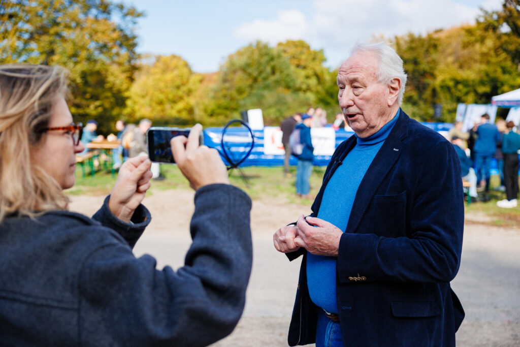 Foto Ruben Philipse, Peter Weppner wordt geinterviewd