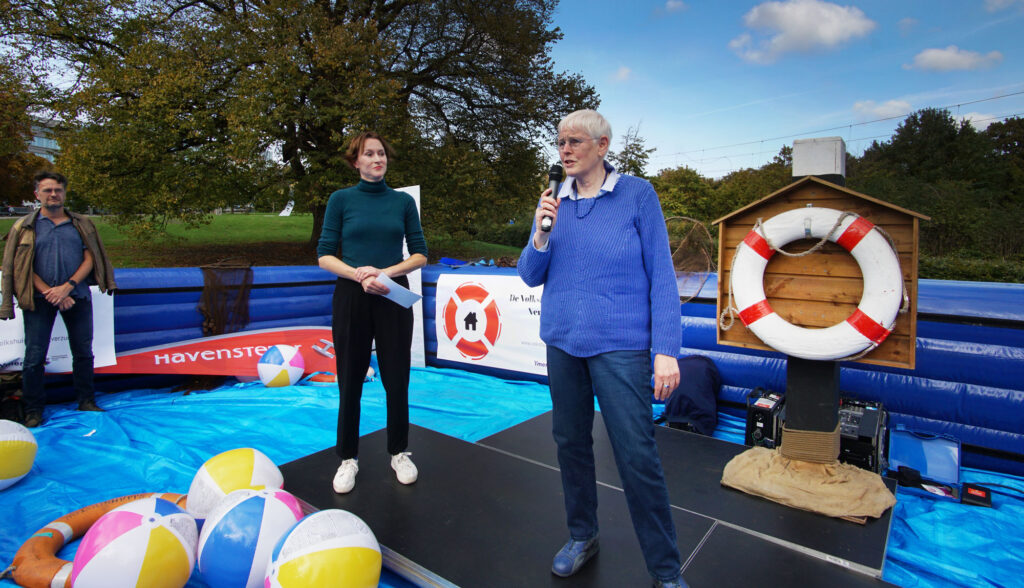 Spreker uit het publiek op de manifestatie De woningmakrt verzuipt van Ymere en huurdersverenigingen (2025)