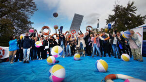 Impressie van de deelnemers aan de manifestatie 'De volkshuisverstng verzuipt!'