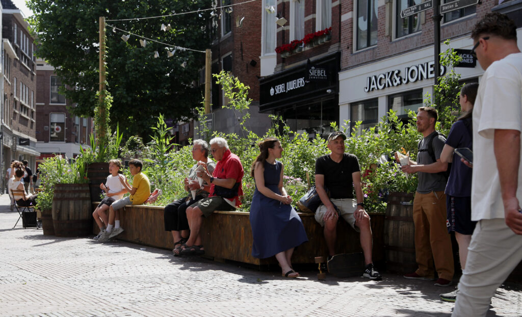 Groeneiland waar mensen kunnen uitrusten tijdens het winkelen. Grote Houtstraat Haarlem.